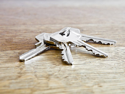 Ein Satz von Schlüsseln auf einem Holztisch.